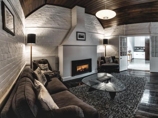 Old Bishop's Quarters Heritage, Modern & Unique Accommodation : photo 2 de la chambre two-bedroom apartment with courtyard - school house