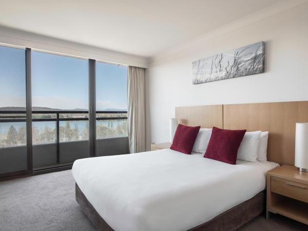 BreakFree Capital Tower Apartments : photo 2 de la chambre two-bedroom apartment - lake side - weekly housekeeping