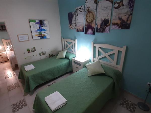 Pension Internacional : photo 3 de la chambre chambre familiale avec salle de bains privative