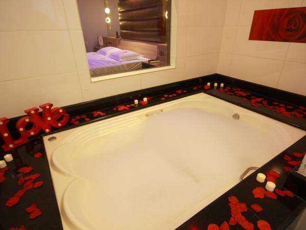 Glória Plaza Hotel (Adults Only) : photo 8 de la chambre chambre lit king-size avec baignoire spa