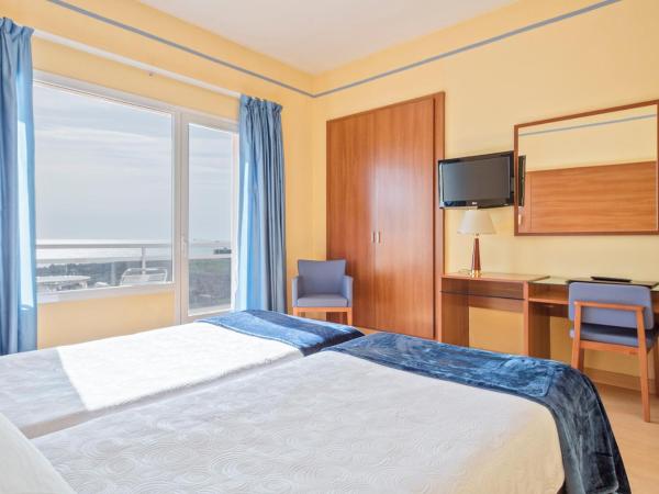 Hotel Sant Jordi : photo 1 de la chambre chambre lits jumeaux avec balcon - vue sur mer