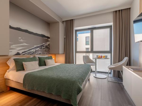 Lagrange Apart'Hôtel Antibes Olympie : photo 1 de la chambre chambre familiale (2 chambres communicantes)