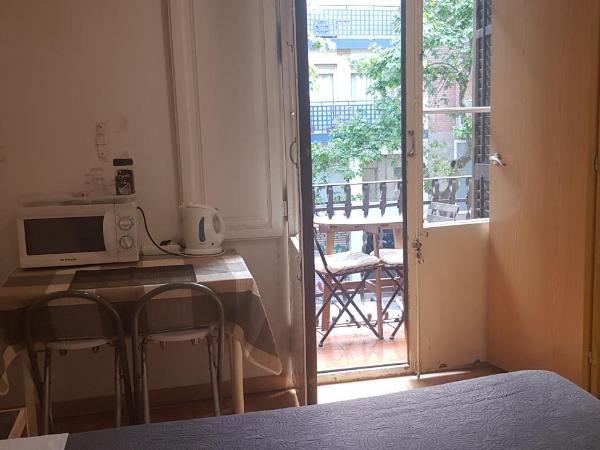 Barcelona Rooms 294 : photo 1 de la chambre chambre familiale avec salle de bains privative, balcon et kitchenette
