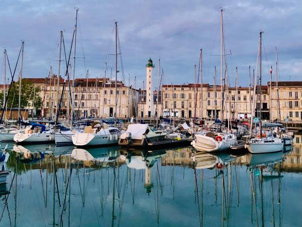 Nuit insolite sur un voilier au coeur de La Rochelle : photo 3 de la chambre studio - vue sur mer