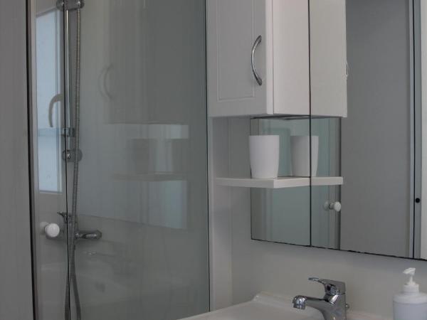 Naturist Mobile Homes Eden in FKK Ulika : photo 7 de la chambre mobile home 2 chambres avec terrasse