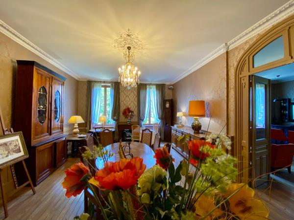 Historic manor, medieval town 10 minutes walk, private parking, garden : photo 6 de la chambre appartement supérieur
