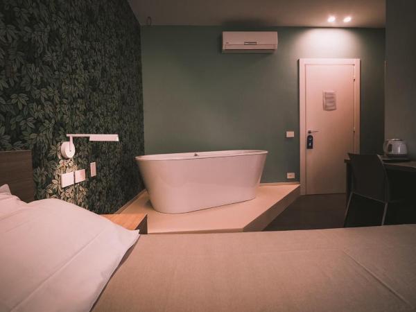Affittacamere Il Portico : photo 10 de la chambre chambre double deluxe avec baignoire