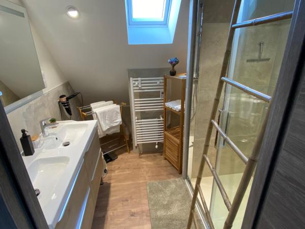 L'ARDOISIÈRE, maison d'hôtes et d'amis : photo 7 de la chambre chambre familiale deluxe