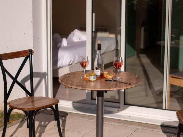 Village Club La Rivière CapFrance : photo 1 de la chambre chambre double avec terrasse