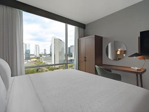 Staybridge Suites - Houston - Galleria Area, an IHG Hotel : photo 3 de la chambre suite studio lit king-size - vue sur ville