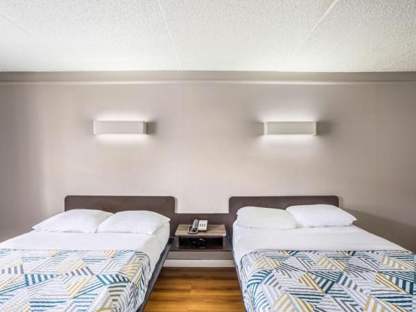 Motel 6-Dallas, TX - Market Center : photo 4 de la chambre chambre quadruple - accessible aux personnes à mobilité réduite - fumeurs