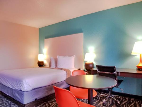 Howard Johnson by Wyndham Houston Hobby : photo 3 de la chambre chambre lit king-size - accessible aux personnes à mobilité réduite - non-fumeurs