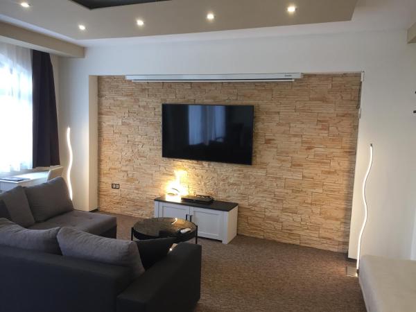 Vulkán Wellness Panzió : photo 7 de la chambre suite lit king-size avec balcon