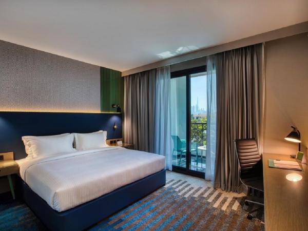 La Quinta by Wyndham Dubai Jumeirah : photo 3 de la chambre suite exécutive avec lit king-size et kitchenette - transfert gratuit vers plage la mer et station de métro burj khalifa/dubai mall