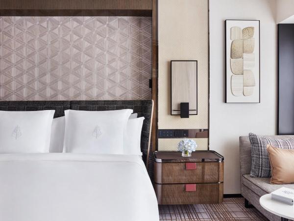 Four Seasons Hotel Hong Kong : photo 3 de la chambre chambre lit king-size deluxe - vue sur port