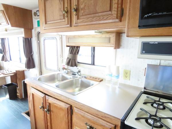 Osaka Hokko Marina HULL : photo 9 de la chambre dx camping car with twin beds and two extra beds