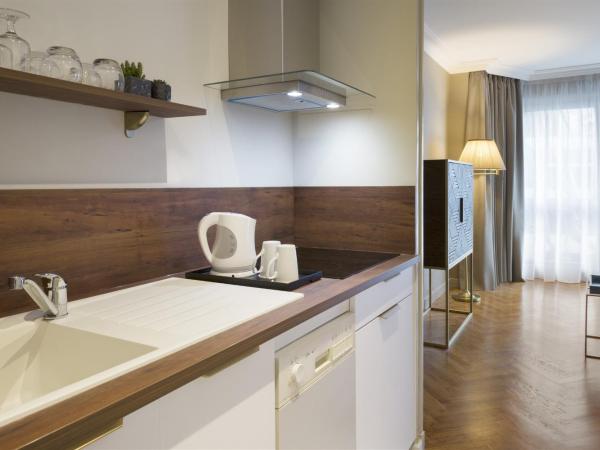 Warwick Reine Astrid - Lyon : photo 5 de la chambre hébergement deluxe