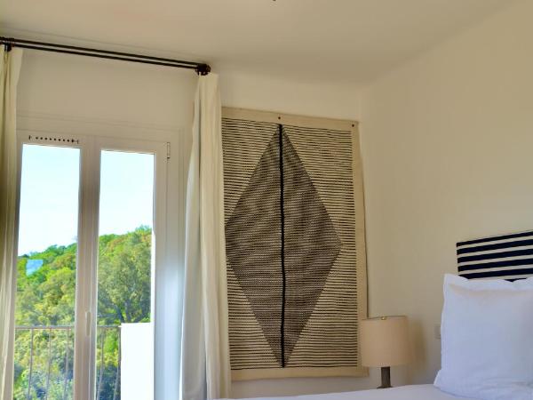 L'Écurie Du Castellas : photo 2 de la chambre chambre double deluxe avec balcon et climatisation - vue sur mer