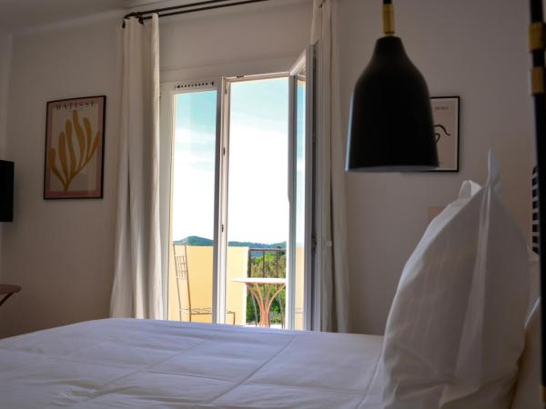 L'Écurie Du Castellas : photo 9 de la chambre chambre double deluxe avec balcon et climatisation - vue sur mer