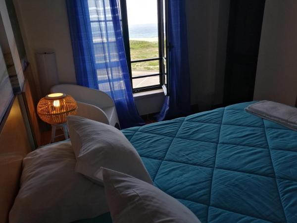 Supertubos Beach Hostel : photo 8 de la chambre chambre double - salle de bains commune - vue sur mer