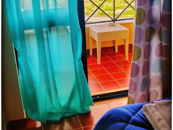 Supertubos Beach Hostel : photo 3 de la chambre chambre double avec balcon - vue sur mer