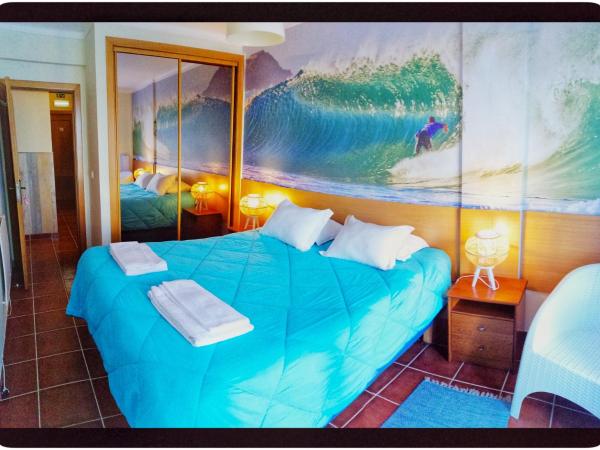 Supertubos Beach Hostel : photo 2 de la chambre chambre double - salle de bains commune - vue sur mer