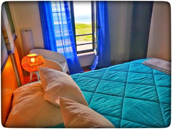 Supertubos Beach Hostel : photo 4 de la chambre chambre double - salle de bains commune - vue sur mer