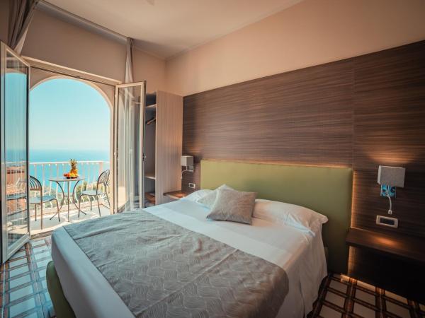 Splendid Hotel Taormina : photo 9 de la chambre chambre double deluxe avec balcon - vue sur mer
