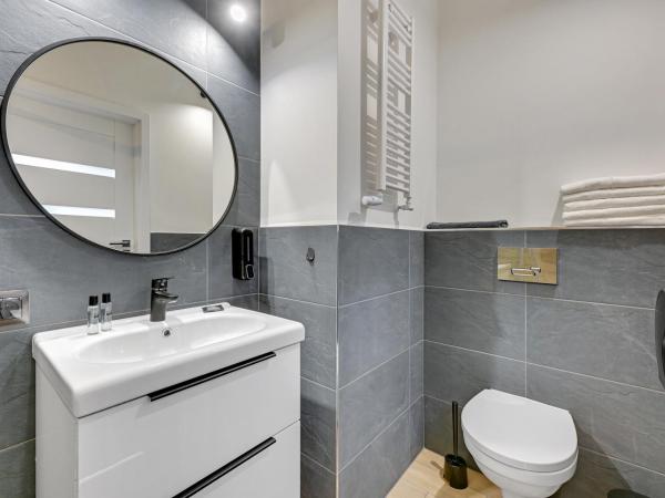 Przystanek Sopot Plaża : photo 8 de la chambre chambre familiale avec salle de bains privative