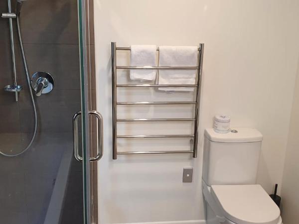 Lakefront Apartments,18 LAKE ESPLANADE ROAD : photo 7 de la chambre appartement en duplex