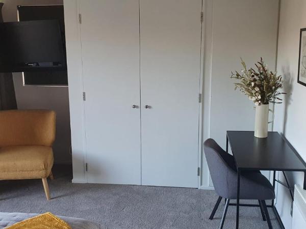 Lakefront Apartments,18 LAKE ESPLANADE ROAD : photo 3 de la chambre appartement en duplex