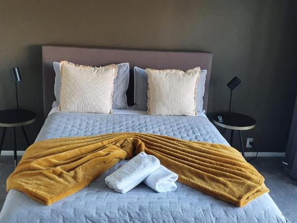 Lakefront Apartments,18 LAKE ESPLANADE ROAD : photo 4 de la chambre appartement en duplex