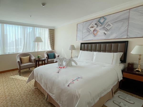 China Mayors Plaza - Free shuttle between hotel and Exhibition Center during Canton Fair : photo 5 de la chambre chambre affaires lit queen-size