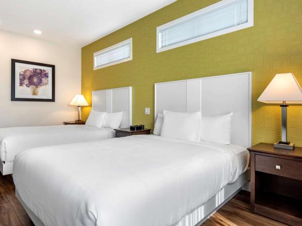 Econo Lodge Inn & Suites : photo 2 de la chambre chambre supérieure avec 2 lits queen-size - non-fumeurs/couloir intérieur