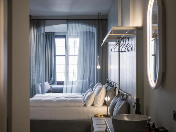 Altstadthotel Weisses Kreuz : photo 4 de la chambre chambre double moyenne - vue sur toit d'or