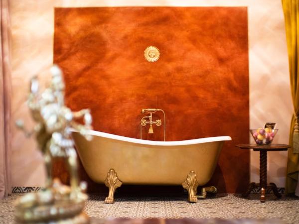 OROOM India - Role Play For Couples in BRNO : photo 5 de la chambre chambre double deluxe avec baignoire