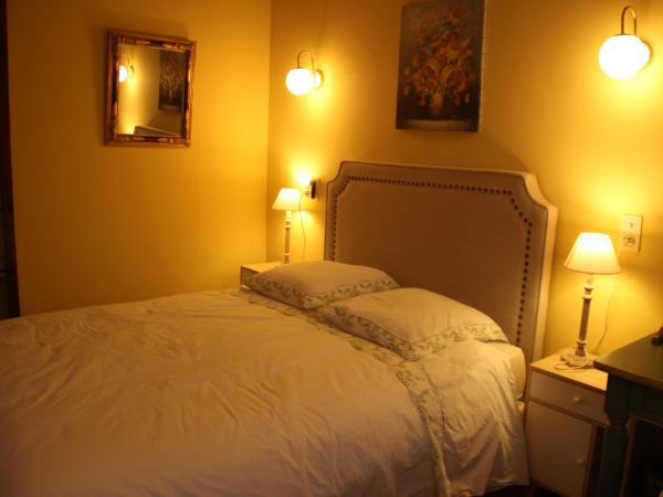 Chambres d'hôtes Elisa & Etienne : photo 3 de la chambre chambre double - vue sur jardin