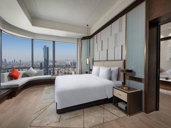 Crowne Plaza Shenzhen Nanshan, an IHG Hotel : photo 6 de la chambre suite 1 chambre lit king-size - accès au salon