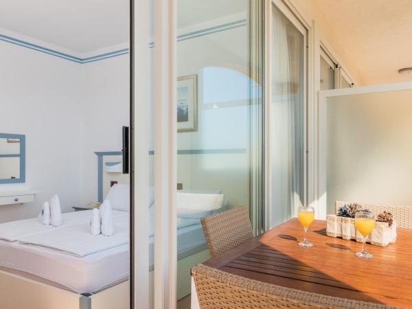 Resort del Mar : photo 9 de la chambre  appartement supérieur 2 chambres avec balcon - vue sur mer (6 personnes)