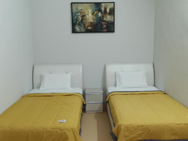 G Fortune Guest House Victoria Green : photo 2 de la chambre chambre lits jumeaux avec salle de bains commune