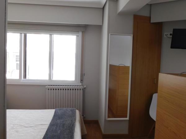 Hostal Crisol X Liste Station : photo 7 de la chambre chambre double deluxe (2 adultes + 1 enfant)