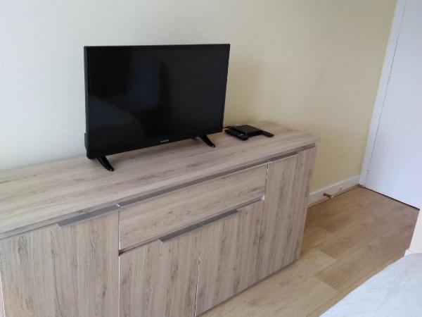 chez Myla chambre avec tv écran plat et salle de bain privative : photo 6 de la chambre chambre double - vue sur jardin