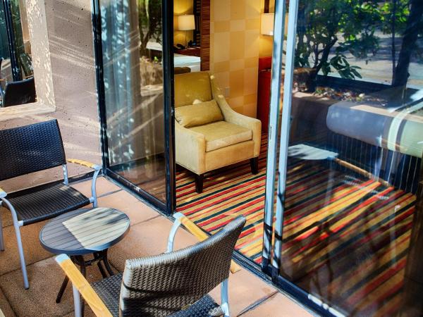 Pinnacle Hotel Harbourfront : photo 6 de la chambre hébergement avec 2 lits doubles et terrasse