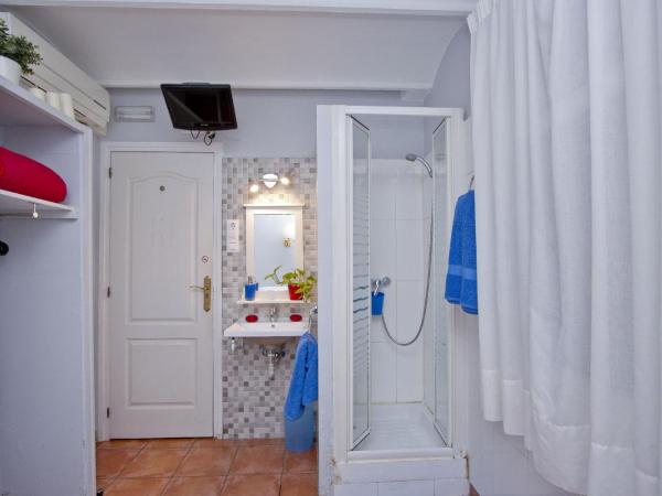 Barcelona City Rooms : photo 3 de la chambre chambre simple avec salle de bains extérieure privative