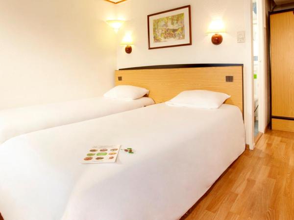 Campanile Colmar - Parc des Expositions : photo 1 de la chambre chambre lits jumeaux avec 2 lits simples et 1 lit junior
