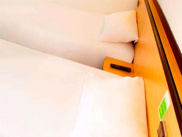 Campanile Colmar - Parc des Expositions : photo 2 de la chambre chambre lits jumeaux avec 2 lits simples et 1 lit junior