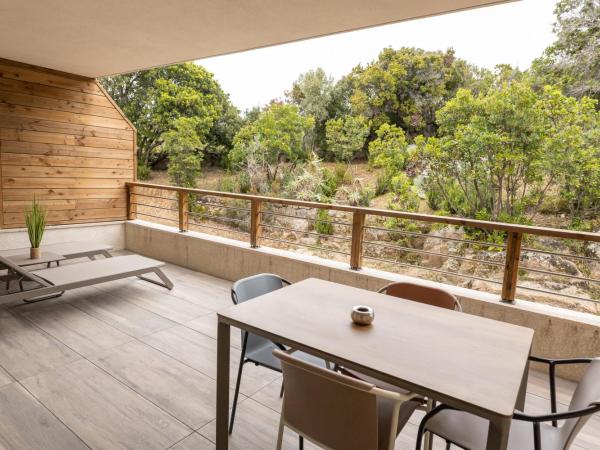 Kallisté Porticcio AppartHotel Golfe d Ajaccio : photo 4 de la chambre appartement supérieur - vue sur maquis