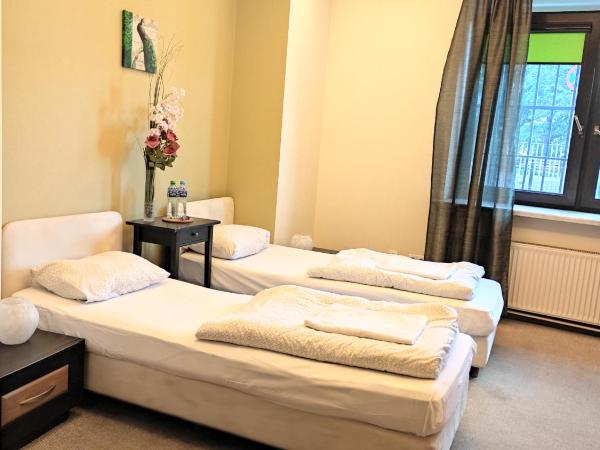 Helvetia Plus B&B - PRIVATE ROOMS and APARTMENTS : photo 7 de la chambre chambre lits jumeaux avec salle de bains