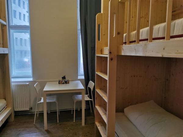 7brunnen Hostel & Guest House : photo 3 de la chambre chambre quadruple avec salle de bains commune