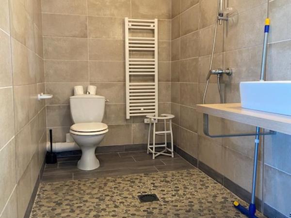 Hotel Bord A Bord : photo 1 de la chambre chambre familiale avec baignoire